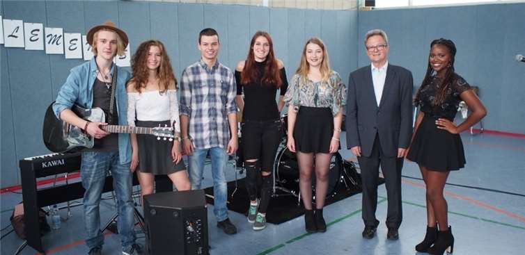 Schulleiter Walter Dernbach mit der Schülerband „Celements“, die auf der Abschlussfeier ihre Premiere feierte.
