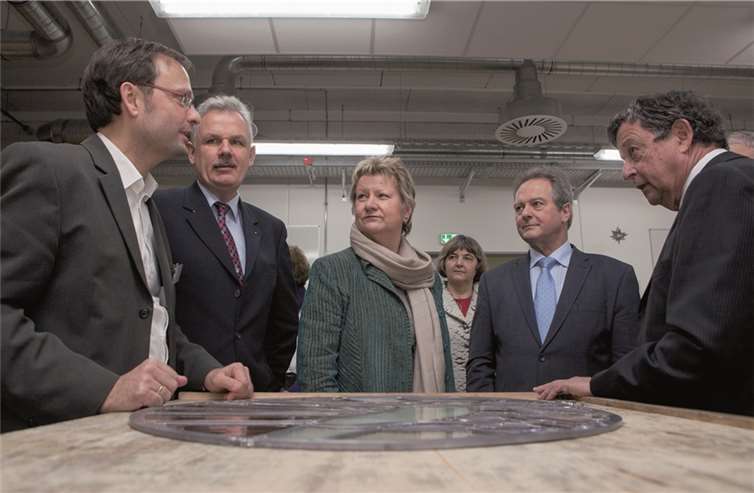 Schulleiter Walter Dernbach zeigte der Ministerin sowie Landrat Frithjof Kühn und Bürgermeister Stefan Raetz bei einem Rundgang die neuen Räumlichkeiten.