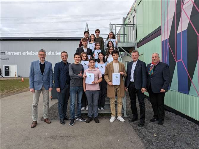 Schulleiter Wolff-Thomas Kress und Wettbewerbsorganisator Thomas J. Portugall konnten Vertreter vieler teilnehmender Schulen willkommen heißen. Foto: Kendra Schaub.