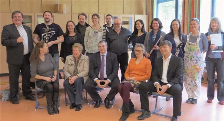 Schulleiterin Andrea Pickenhahn (sitzend links) mit ihren „Schnupper-Gästen“ sowie den künstlerischen AG-Leiterinnen und Leitern.MKA