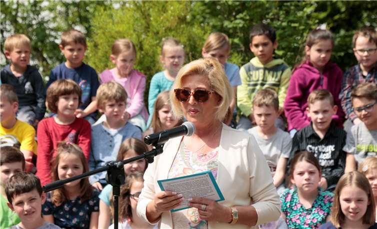 Schulleiterin Andrea Thon-Stein ließ die Geschichte noch einmal Revue passieren.