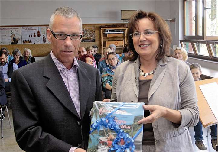 Schulleiterin Antoinette Weiner überreichte ein Buchgeschenk.