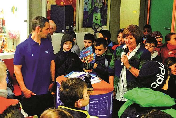 Schulleiterin Barbara Lohmer und Turnierorganisator Claudio Paffenholz bei der Siegerehrung und Übergabe des Wanderpokals im Foyer der Erich Kästner-Schule. privat