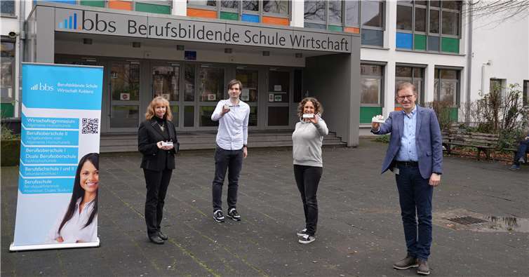 Schulleiterin Beate Kraemer, Phillip Uschner vom Förderverein der BBSW, Anna Emsbach von der Umweltgruppe der Schule und Marcelo Peerenboom, Pressesprecher der evm mit den neuen CO2-Messgeräten. Foto: evm