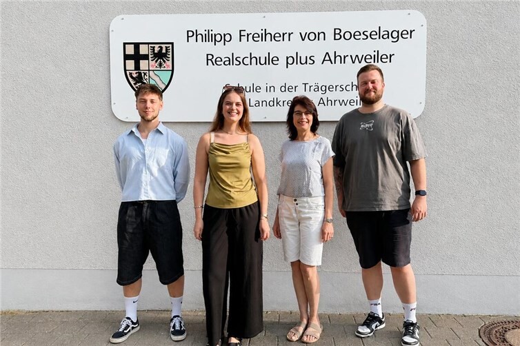 Schulleiterin Bettina Lanzerath mit den verabschiedeten Vertretungslehrern Joshua Köhler, Corinna Lanzerath und Rene Windhäuser.
