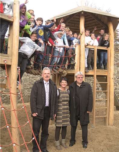 Schulleiterin, Bürgermeister und die fröhlichen Kinder sahen zu, wie der Activity-Beauftragte des Lions Clubs Bonn-Rhenobacum, Herbert Rücker den Ausbau des Schulhofes bewunderten. privat