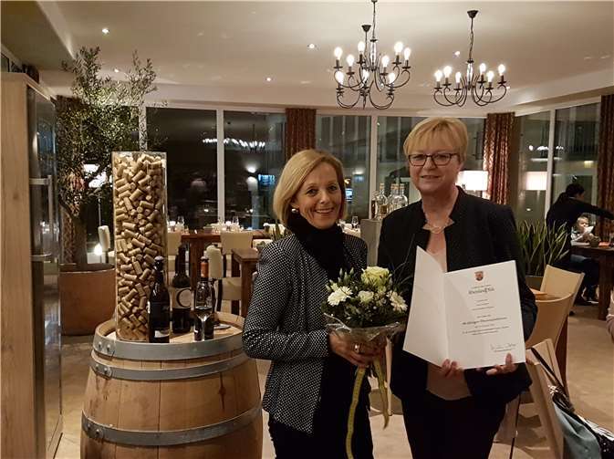 Schulleiterin Carmen Donhauser überreichte Anne Weyand eine Dankesurkunde der Landesregierung. privat