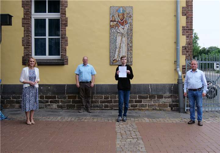 Schulleiterin Christiane Hofmann, Fachlehrer Dr. Jörg Kreutz und MINT-Koordinator Wolfgang Schäfer gratulierten Jannick bei der Urkundenübergabe. Foto: privat
