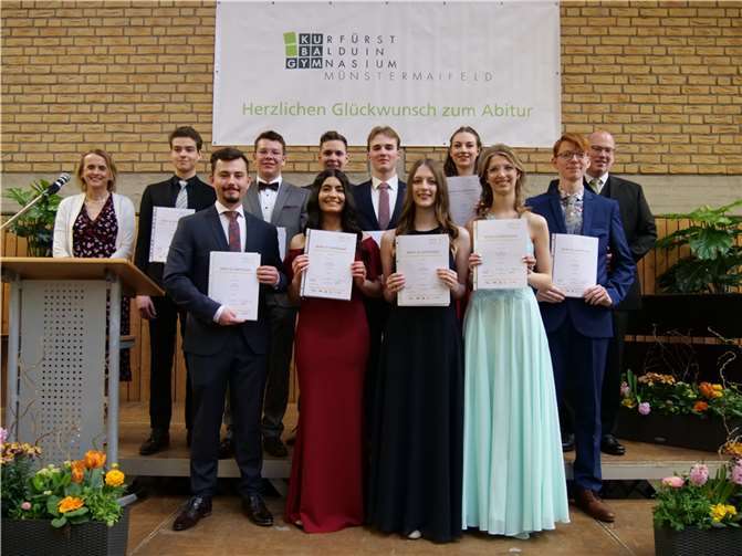 Schulleiterin Christiane Hofmann, MINT-Koordinator Wolfgang Schäfer und MSS-Leiter Dr. Jörg Kreutz gratulieren den Abiturienten zu dieser ganz besonderen Auszeichnung.  Foto: KuBa