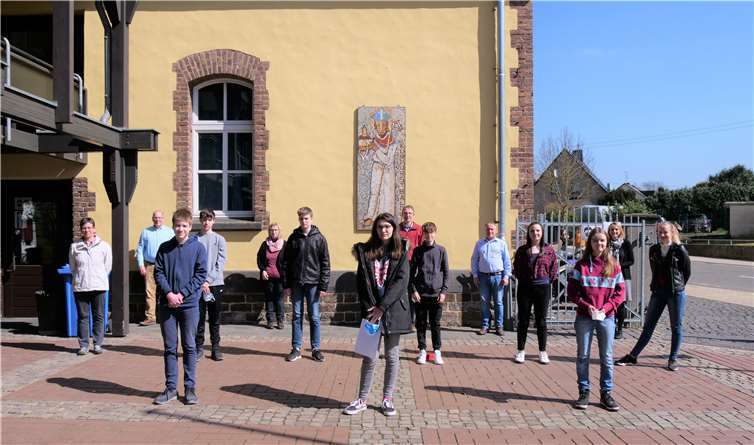 Schulleiterin Christiane Hofmann und die MINT-EC-Wahlfachlehrerinnen und -lehrer gratulieren den Schülerinnen und Schülern für ihre erfolgreiche Teilnahme. Foto: KuBa