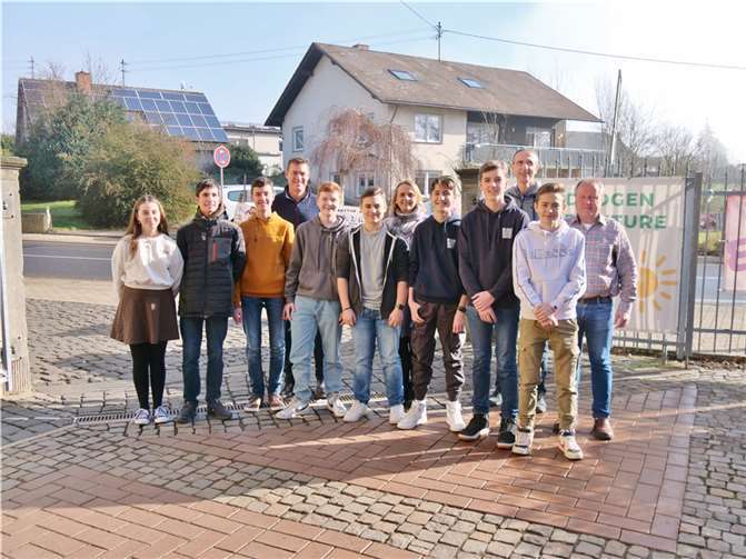 Schulleiterin Christiane Hofmann und die betreuenden Lehrer gratulierten zur sehr erfolgreichen Teilnahme.  Foto: Linda Olsinski