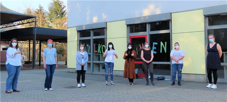 Schulleiterin Christine Schleif (links) freute sich über das Engagement der Helfer und Helferinnen.Foto: Privat