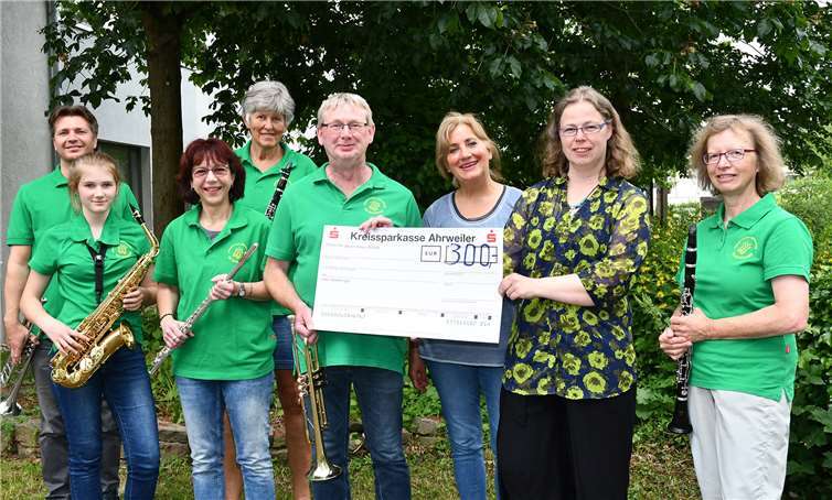 Schulleiterin Claudia Mercer (3.v.r.) nahm den Spendescheck durch die Mitglieder des Blasorchesters entgegen. Foto:RASCH