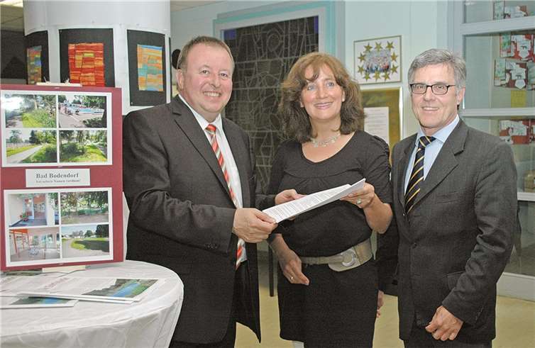 Schulleiterin Claudia Mercer und Bürgermeister Wolfgang Kroeger überreichen eine Petition der Eltern an Landrat Jürgen Pföhler.