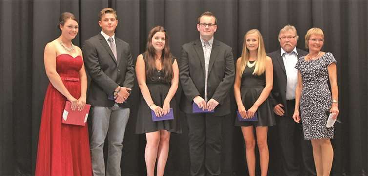 90 Prozent mit Abschlusszeugnis Schulleiterin Corinna Gahl-Haupt und der stellvertretende Schulleiter, Dieter Halm (rechts); mit den Besten 2015 (von links): Sandra Sprenger, Maximilian Köthe, Celine Stürz, Yannik Nelles und Gina Wilkes. Spurzem