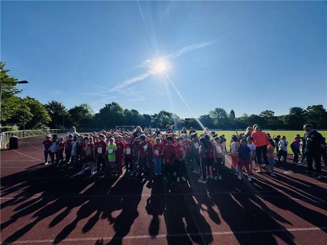 Schulleiterin Corinna Stühm begrüßt die KGS-Kinder herzlich und stimmt sie mit motivierenden Worten auf den Sponsorenlauf ein.  Foto: privat