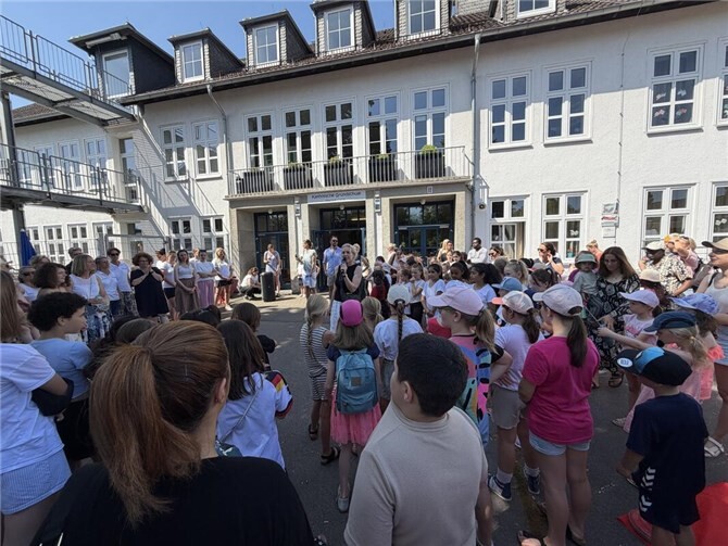 Schulleiterin Corinna Stühm eröffnete das Schulfest der KGS Meckenheim und begrüßte die zahlreichen Gäste.