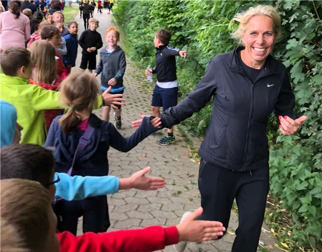 Schulleiterin Corinna Stühm feuerte die Kinder an und lief selber mit. privat
