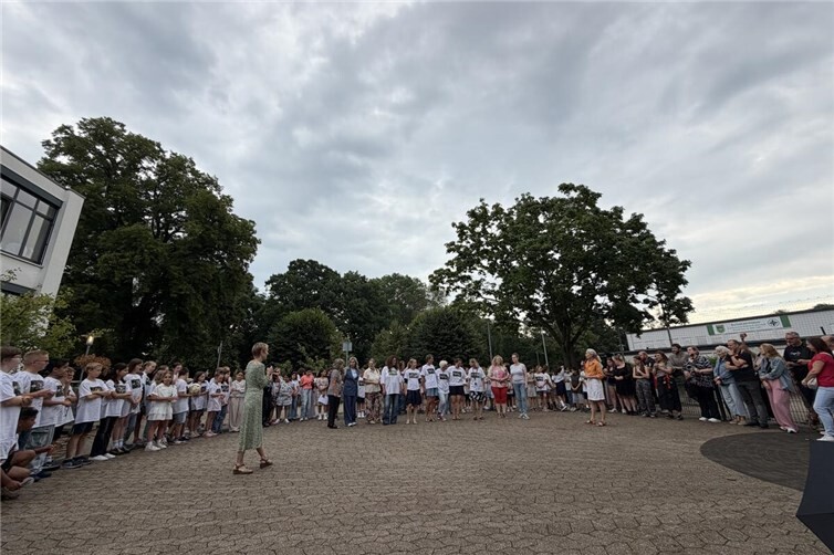 Schulleiterin Corinna Stühm und OGS-Leiterin Uta Ruelberg bedankten sich bei den Klassenlehrerinnen sowie den OGS-Pädagoginnen für ihre engagierte Arbeit in der Jahrgangsstufe 4. Mit viel Herz, Geduld und Einsatz haben sie die Kinder auf ihrem Weg begleitet, sie in ihrer Entwicklung gestärkt und auf den Übergang an die weiterführenden Schulen vorbereitet.