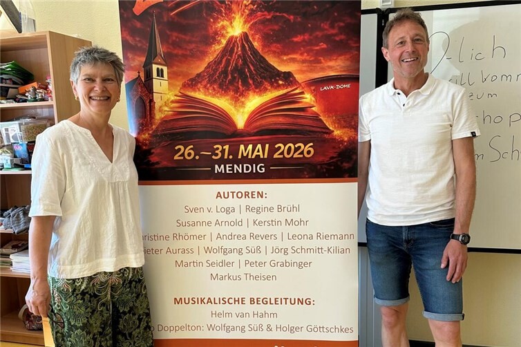 Schulleiterin Diana Pretz und der Mendiger Autor Markus Theisen waren mit dem Workshop und der Beteiligung der Schülerinnen und Schüler sehr zufrieden. 