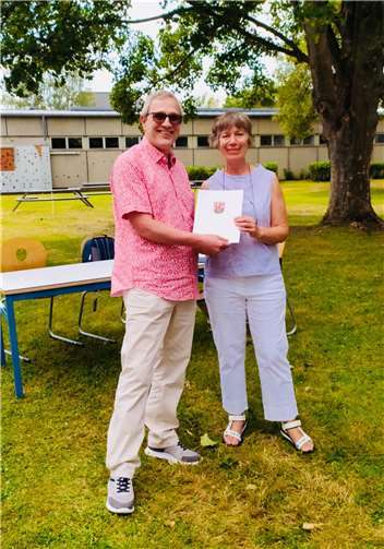 Schulleiterin Doris Schulte-Schwering überreichte Wolfgang Künzel die Urkunde.  Foto: privat