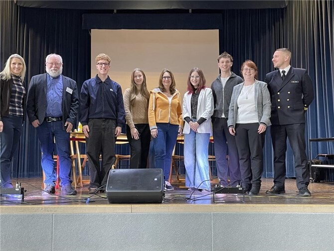 Schulleiterin Dr. Annette Gies, Manfred Siegburg, Mechthild Heil (MdB), Susanne Hartbrod und OLt zS Florian Roth mit den Vertretern der Schülerschaft.  Foto: privat