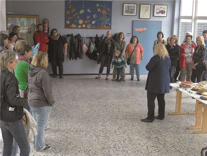 Schulleiterin Elke Esper begrüßte die Eltern im Innenhof der Schule. privat