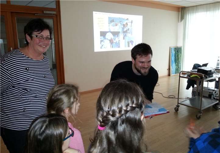 Schulleiterin Frau Engel und die Grundschulkinder lauschten interessiert den Beiträgen von Dr. Preußer. Foto: privat