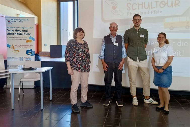 Schulleiterin Frau Hantschel mit den Gästen Frau Becker, Herr Conter und Herr Schmelzeisen 
