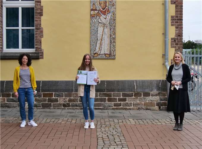 Schulleiterin Frau Hofmann und Biologielehrerin Frau Le Marec überreichten Selina die Urkunden. Foto: KuBa