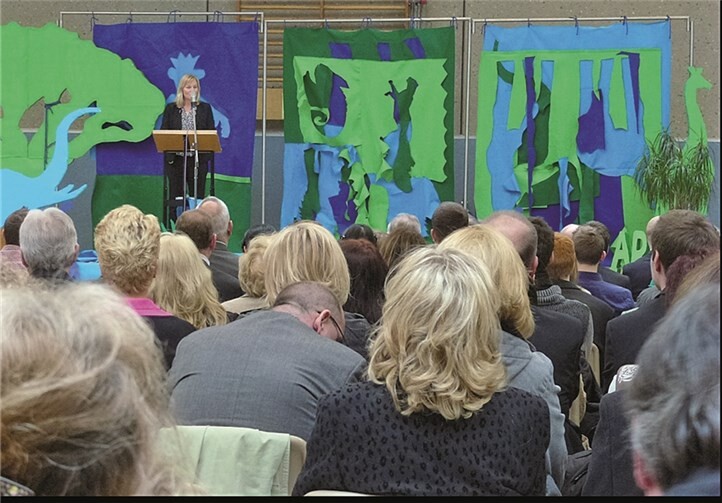 Schulleiterin Frau Lisa Schneider bei ihrer Ansprache an den Abiturjahrgang 2015.