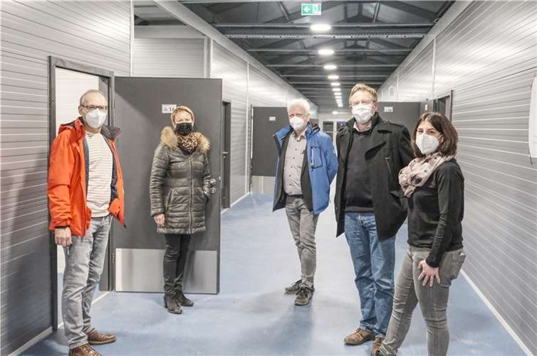 Schulleiterin Gundi Kontakis inspiziert die neuen Räumlichkeiten, die in Rekordzeit auf dem ehemaligen Parkplatz aufgebaut wurden.Das Foto zeigt von links: Büroleiter Heiner Schmickler, Schulleiterin Gundi Kontakis, der stellvertretende Schulleiter Dr. Klaus Müller, Hermann Freund, der verantwortliche Studiendirektor für den „Wiederaufbau“ und Lehrerin Tina Busa.