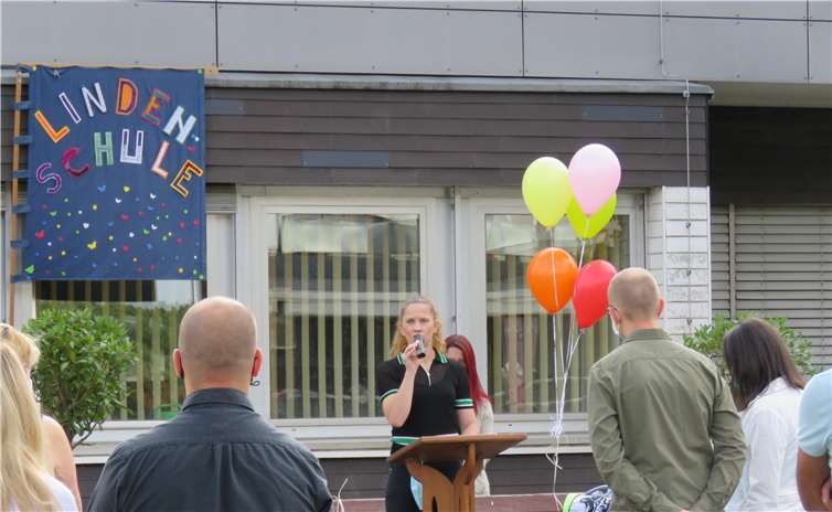 Schulleiterin Jana Hrabowski begrüßte die neuen Schüler. Fotos: privat