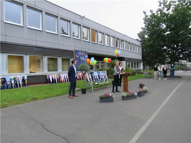 Schulleiterin Jana Hrabowski begrüßte die neuen Schüler. Foto: privat