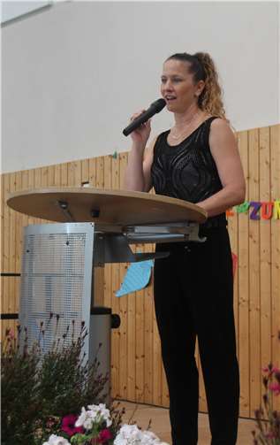 Schulleiterin Jana Hrabowski erzählte den neuen Schülern eine nette Tiergeschichte, die ihnen die Angst vor dem 1. Schultag nahm.