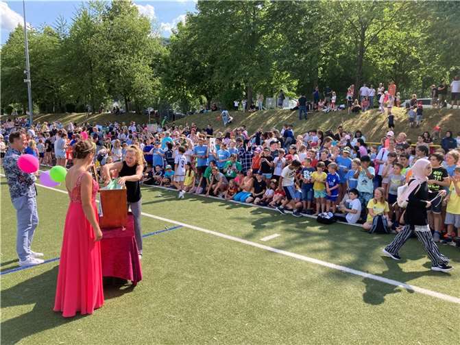 Schulleiterin Jana Hrabowski gemeinsam mit Brunnenkönigin Corinna bei der Verlosung vor den Augen vieler gespannter Kinder. Foto: Förderverein der Lindenschule Bad Breisig