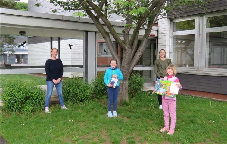 Schulleiterin Jana Hrabowski und Mathematiklehrerin Sarah Wolfrum freuen sich mit Alessa und Julia über die tollen Ergebnisse.