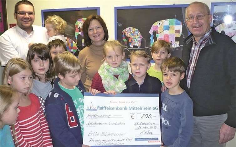 Schulleiterin Judith Oster (M.) und die Grundschulkinder freuten sich gemeinsam mit dem 1. Vorsitzenden Reinhold Milde (r.) und dem Vorstandsmitglied Nicola Seinsch (l.h.) über den 800 Euro-Scheck.privat
