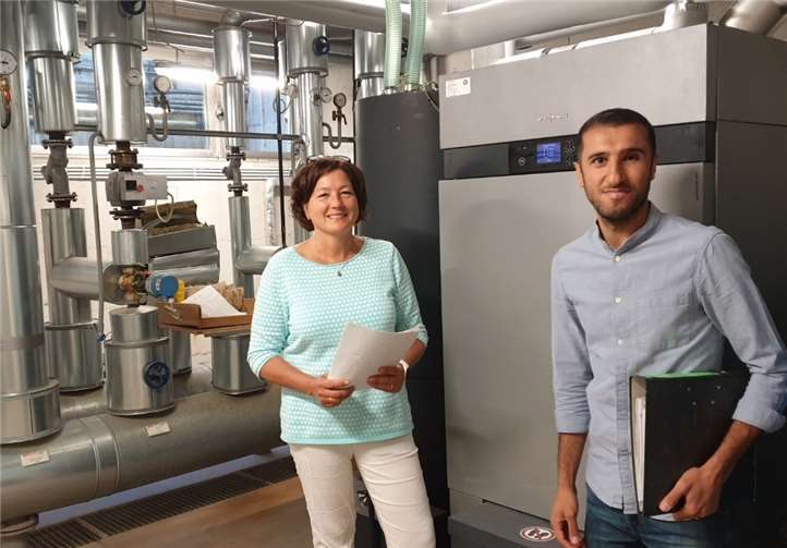 Schulleiterin Jutta Flender lässt sich von Cemal Bilge, der für die Versorgungstechnik bei der Kreisverwaltung Neuwied zuständig ist, die neue Heizungsanlage erklären.Foto: privat