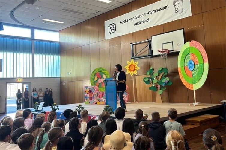 Schulleiterin Katharina Kaever begrüßte die neuen fünften Klassen am BvSG.