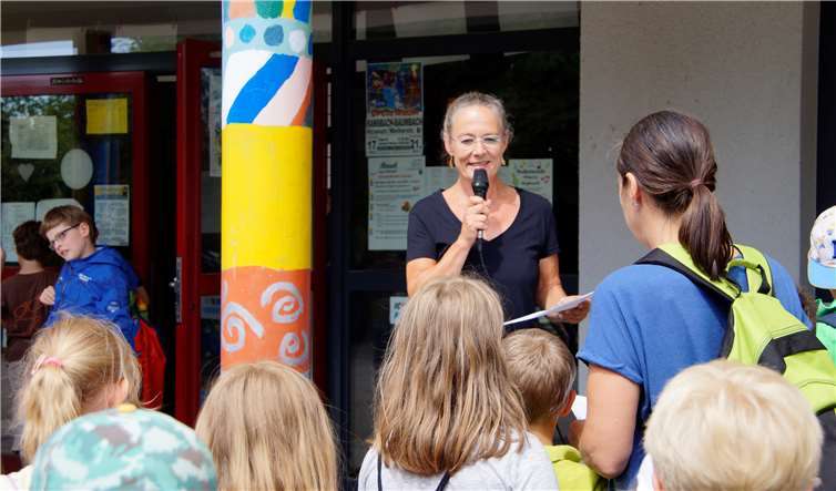Schulleiterin Katja Heyer begrüßte die jungendlichenNaturbegeisterten auf dem Schulhof der Sonnenfeld-Schule.