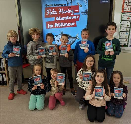 Schulleiterin Kerstin Doetsch mit der 4L-Projekt-Gruppe der Grundschule Wassenach.