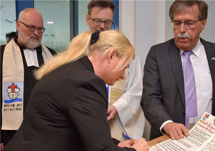 Schulleiterin Kerstin Fuchs und Bürgermeister Klaus Bell (rechts) unterzeichneten die Urkunde zur Grundsteinlegung