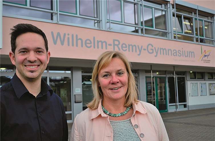 Schulleiterin Lisa Schneider und Oberstudienrat Michael Lazarou haben allen Grund zum Strahlen.-HEP-