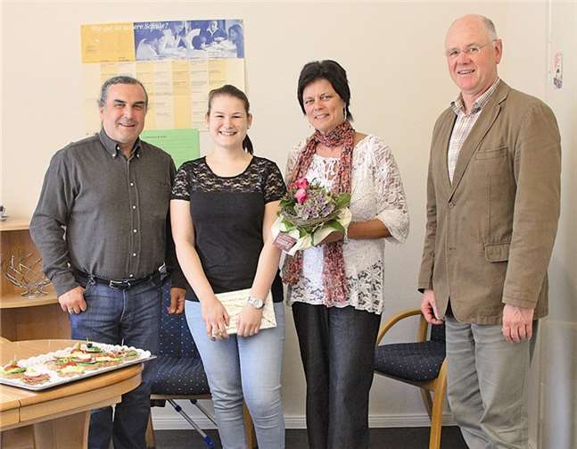 Schulleiterin Madeleine Dazert-Balthasar (3.v.l.), sowie die Sportlehrer und Vorstandsmitglieder der Rudergesellschaft Franz Esser (r.) und Michael Hippert (l.) lobten Anika Diedrich (2.v.l.) mit einem Buchgeschenk.  Privat