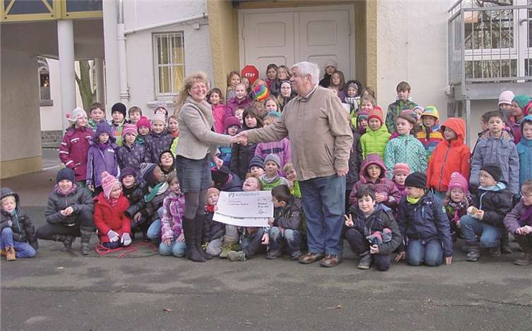 Schulleiterin Margret Flatten und die Kinder freuen sich über 400 Euro. privat