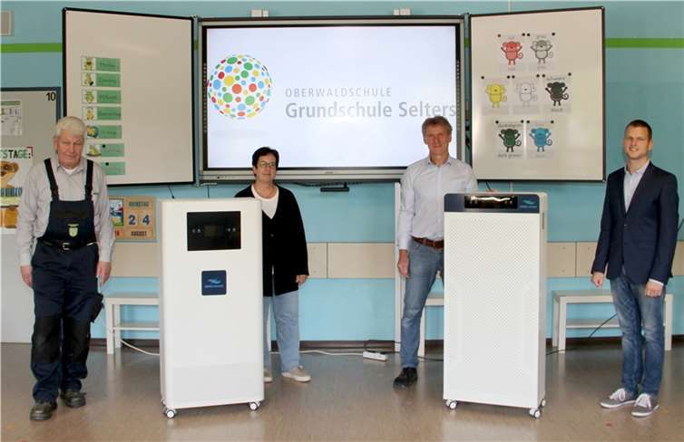Luftreiniger für die Grundschulen und den Hort  Schulleiterin Maria Dehen-Rummel (2. v. l.), Hausmeister Klaus Panterott (1.v.l.) und Tim Heidrich von der VG-Verwaltung (1. v. r) freuen sich über die neuen Luftreiniger, Matthias Baun, Geschäftsführer der DEMA-airtech GmbH (2. v. r.). Foto: VG Selters