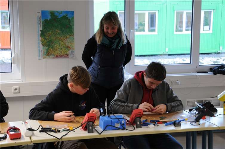 Schulleiterin Marion Schnitzler bei ihrem Besuch des MINT-Workshops. Foto: privat