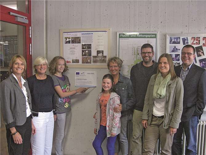 Schulleiterin Martina Backmann, Bettina Münch-Rosenthal von der ADD, die Schülervertreter Linda Zeitz und Marice Schlaus, Bärbel Schlich und Thomas Glabach vom Personalrat, Linda Laux, Stufenleiterin 7/8, und Oliver Appel vom Pädagogischen Landesinstitut (v. l.) bei der Präsentation der Tafel. privat