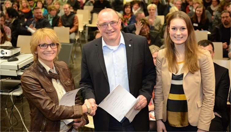Schulleiterin Martina Backmann, kaufmännischer Leiter Holger Brandt und Sabine Mesletzky, Referentin Schule-Wirtschaft und Social Media bei der IHK Koblenz.Privat